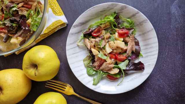 [BC Publicar 25/12] Ensalada de manzana y pollo con vinagreta de soja, una cena en cinco minutos