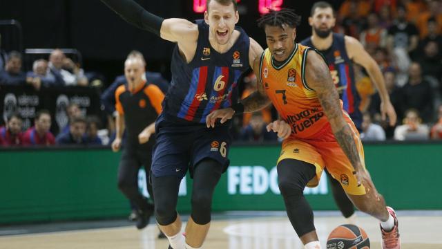 Jones avanza ante Vesely.