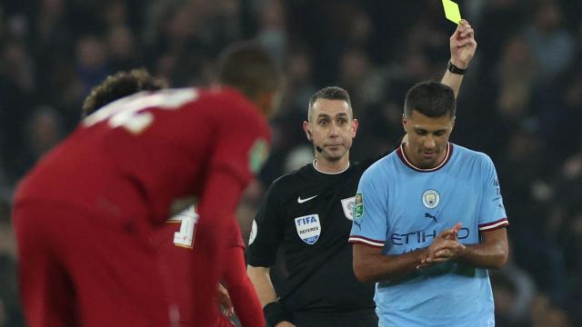 David Coote, árbitro de la Premier, enseña una tarjeta.