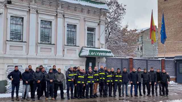 Agentes de la Guardia Civil y Policía Nacional ante la embajada de España en Ucrania tras su misión.