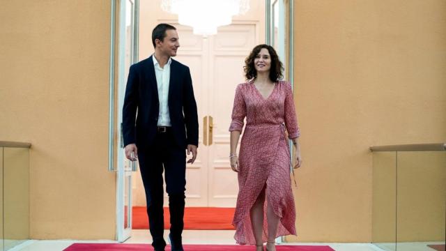 Juan Lobato e Isabel Díaz Ayuso durante una reunión en Puerta del Sol.