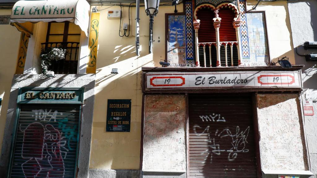 Fachada del bar ‘El Burladero’, sin sus famosos azulejos, en el número 19 de la calle Echegaray, en Madrid (España), a 1 de diciembre de 2020.