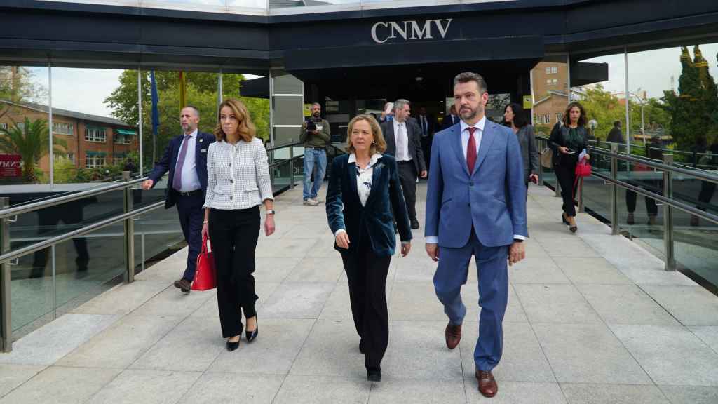 De izquierda a derecha: Montserrat Martínez Parera, vicepresidenta de la Comisión Nacional del Mercado de Valores (CNMV); Nadia Calviño, vicepresidenta primera del Gobierno; y Rodrigo Buenaventura, presidente de la CNMV, a la salida de un acto en la sede del regulador.