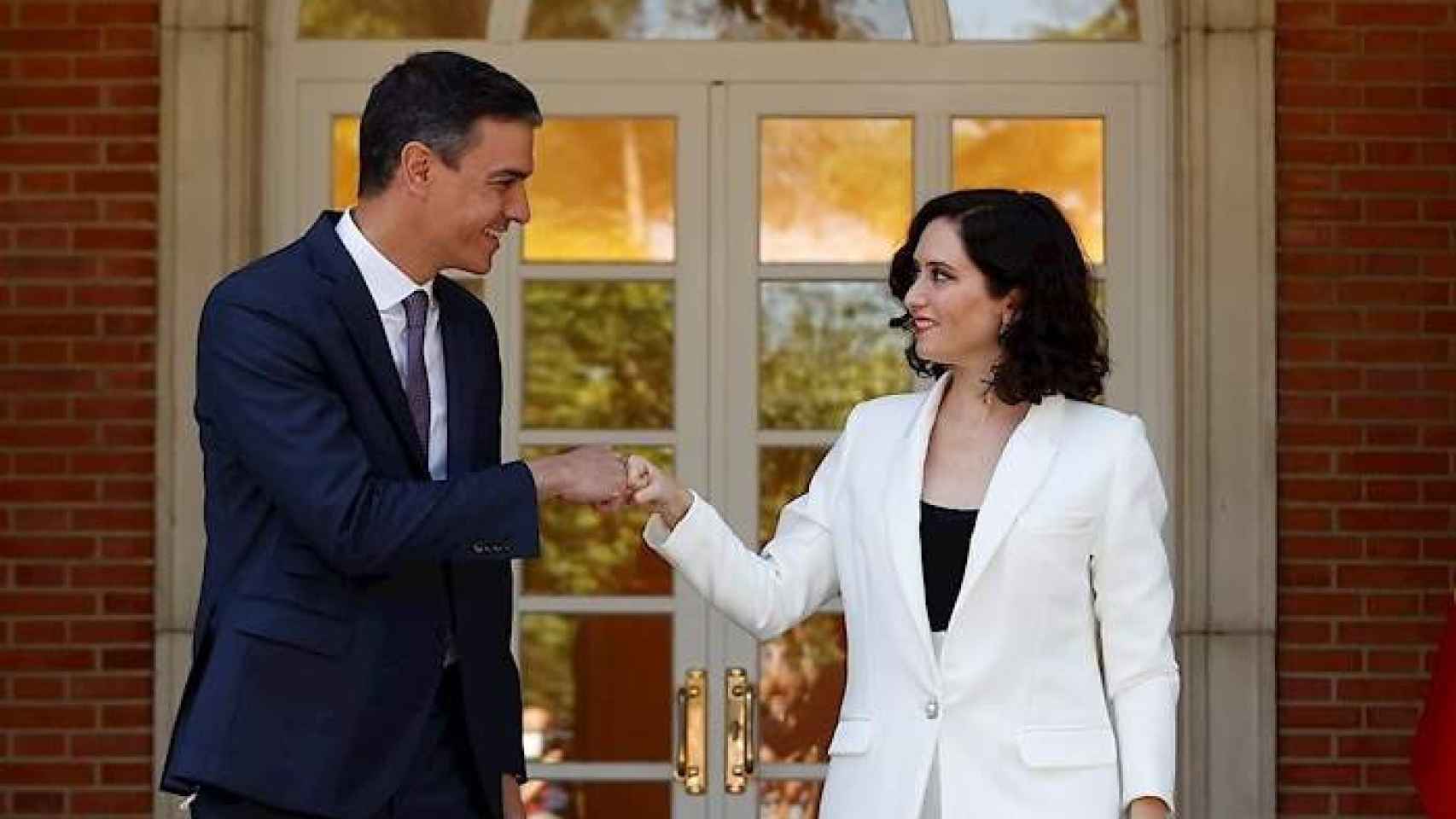 Pedro Sánchez, presidente del Gobierno, junto con Isabel Díaz Ayuso, presidenta de la Comunidad de Madrid.