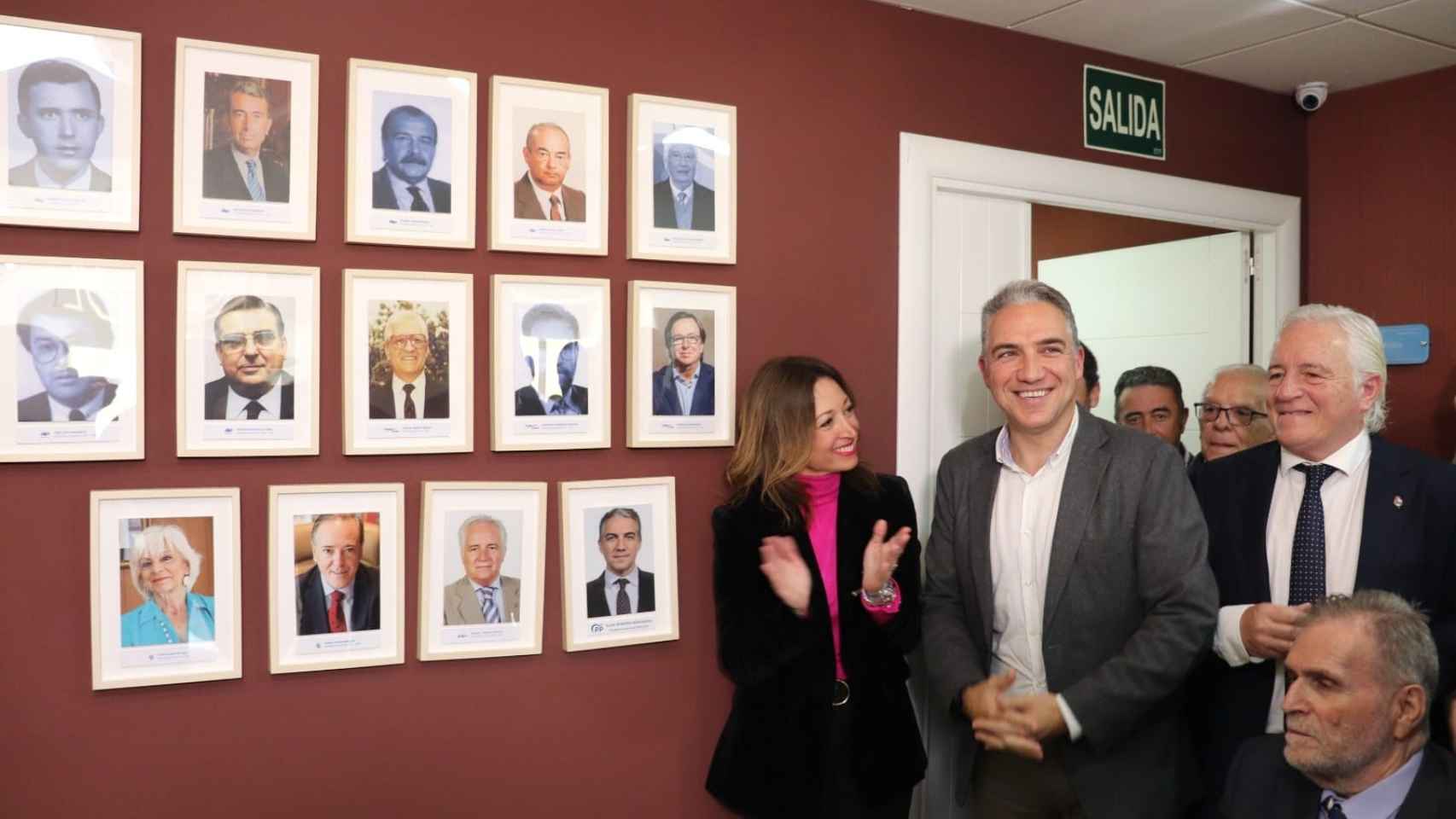 Bendodo, junto a Patricia Navarro, y más personas junto a su foto en la sede del PP en Málaga.