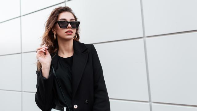 Una mujer estilosa con unas gafas de sol.