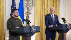 Zelenski se reúne con Biden en un viaje secreto a EE.UU