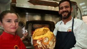 Mari Ángeles Aído y Daniel Ramos, en el horno de leña donde elaboran sus famosos panes.