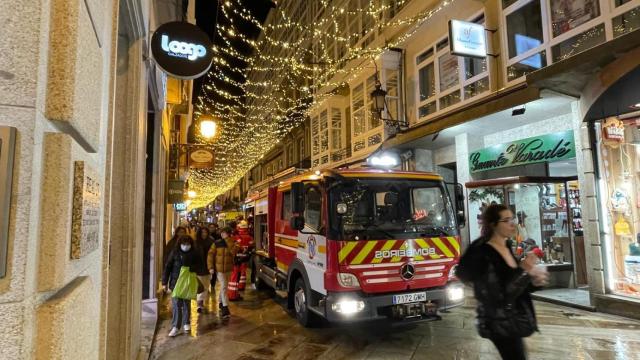 Bomberos esta tarde en la calle Real de A Coruña