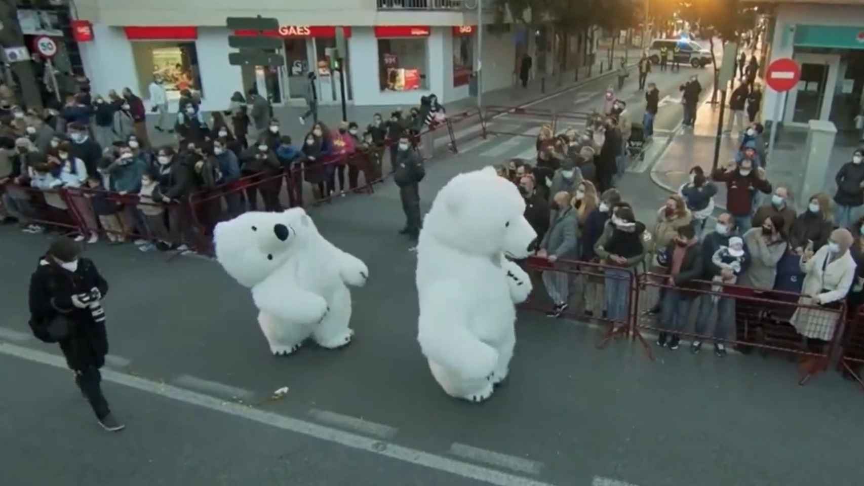 Imagen de la Cabalgata de Reyes del 5 de enero de 2022 en Cádiz con el oso perjudicado.