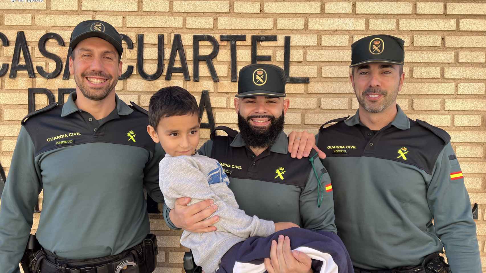 Agentes de la Guardia Civil que salvaron la vida del menor, de 6 años, también en la foto.