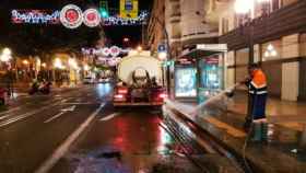 Alicante refuerza la limpieza de las calles y plazas por Navidad.