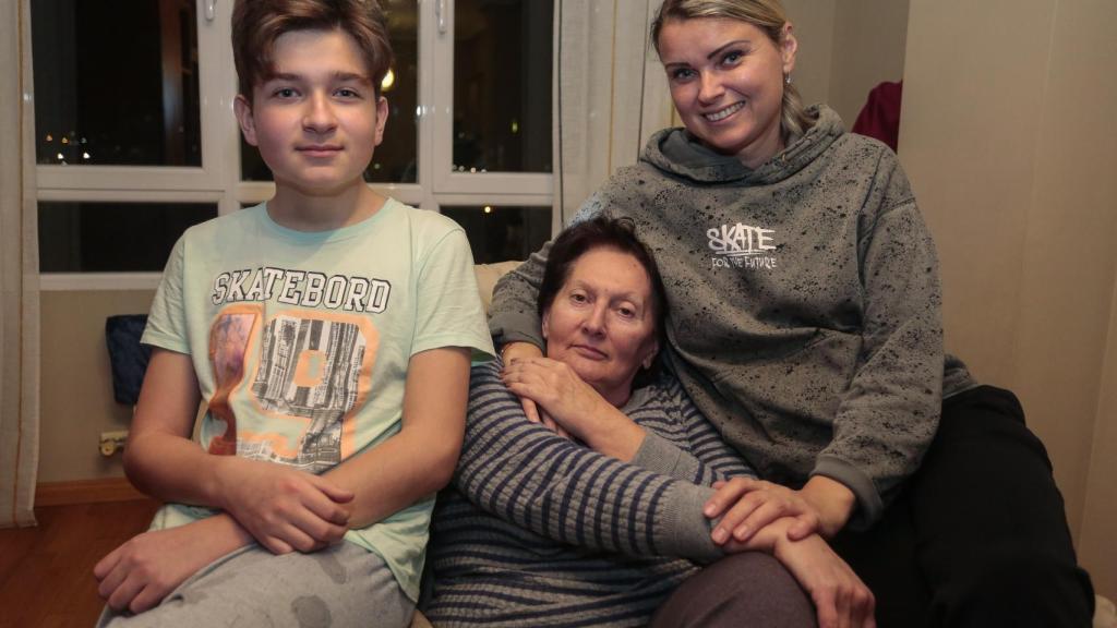 La abuela paterna, Larissa Radchenko, el pequeño de la familia, Iván Radchenko y la madre, Olena Khodyka