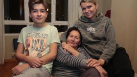 La abuela paterna, Larissa Radchenko, el pequeño de la familia, Iván Radchenko y la madre, Olena Khodyka
