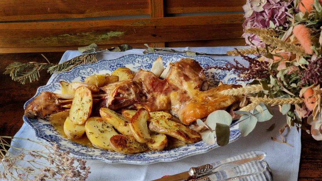 Cordero asado con patatas, la receta de siempre para que triunfes como nunca lo habías hecho