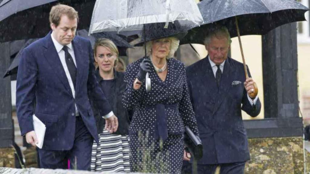 Los Reyes, con Tom y Laura, hijos de Camilla, que debutan esta Navidad en Sandringham.