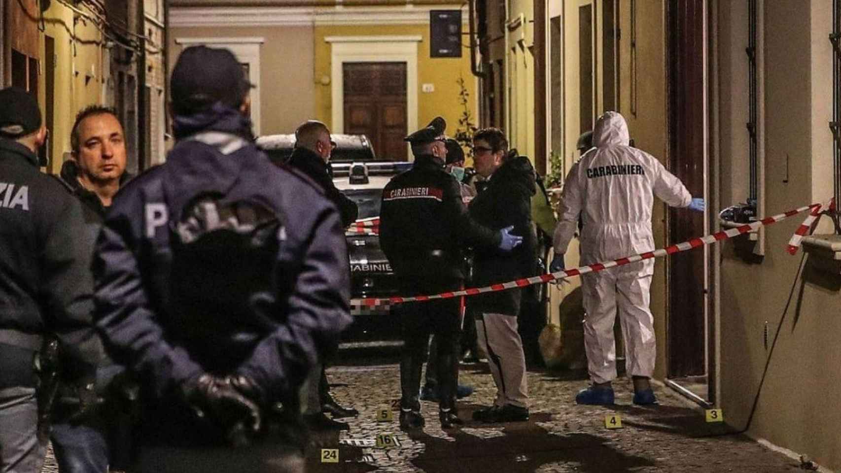 Carabinieri actuando a las puertas de la casa de Marcello Bruzzese en Pesaro tras su asesinato.