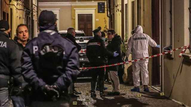 Carabinieri actuando a las puertas de la casa de Marcello Bruzzese en Pesaro tras su asesinato.