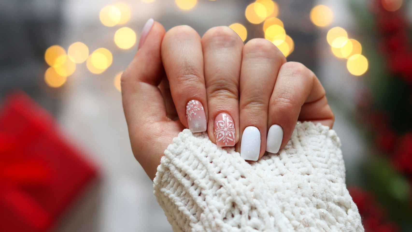 Ideas para pintarte las uñas con los diseños sencillos de uñas navideñas más bonitos