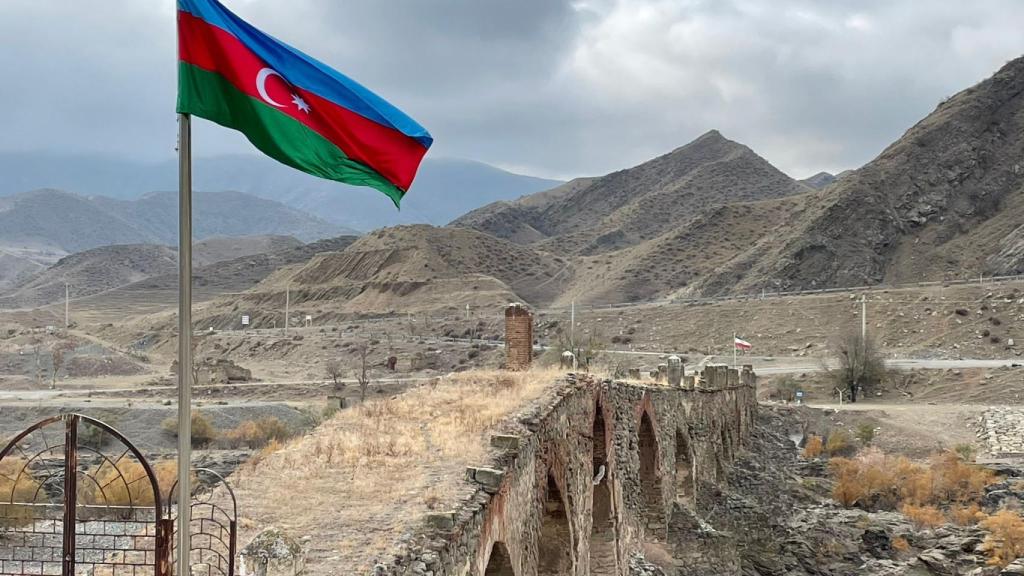 El puente de Judafereín, que separa Azerbaiyán de Irán.