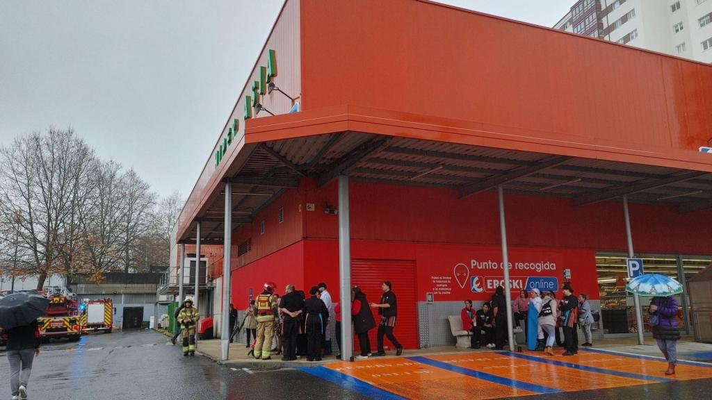 Desalojo de un supermercado de Novo Mesoiro tras incendiarse el cuadro eléctrico.
