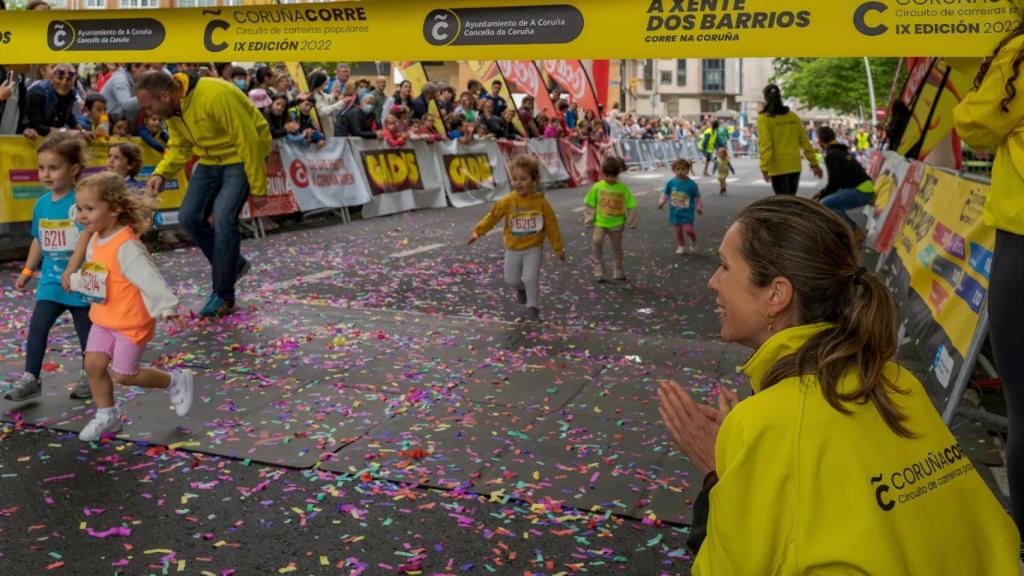 Mónica Martínez presencia la llegada de una de las carreras populares