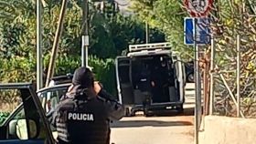 Una agente de la Policía observa la casa donde se ha atrincherado un hombre en Murcia.