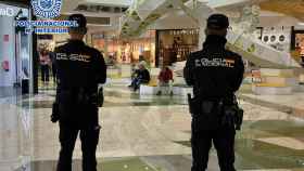 Dos agentes de la Policía Nacional en un centro comercial de Elche.