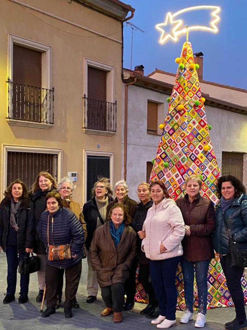 El árbol y las vecinas de Castronuño que lo han elaborado