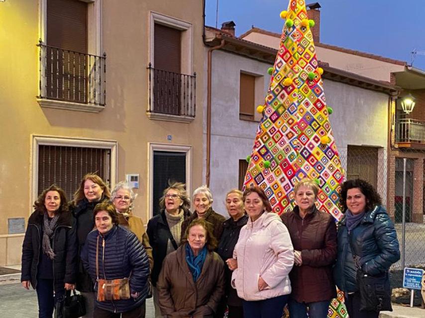 El árbol y las vecinas de Castronuño que lo han elaborado