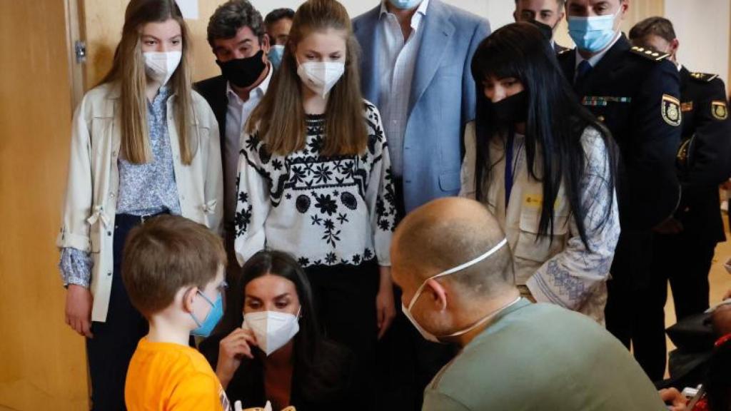 La Familia Real visitando un centro de refugiados.