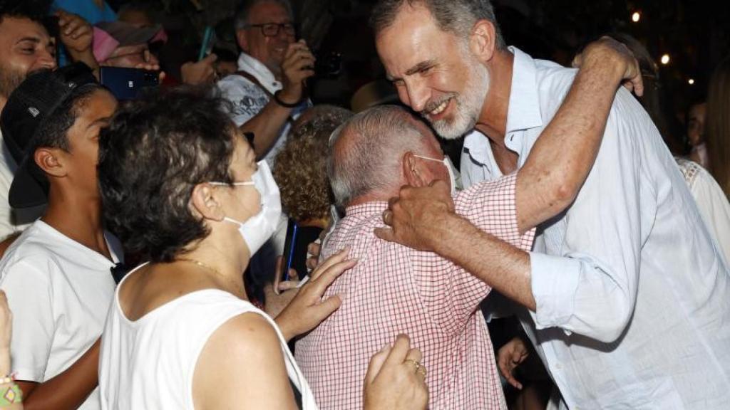 El rey Felipe con los ciudadanos de Valldemossa.