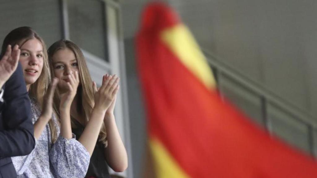 Leonor y Sofía durante el encuentro de las Selecciones Femeninas de Fútbol de España y Dinamarca de la Eurocopa.