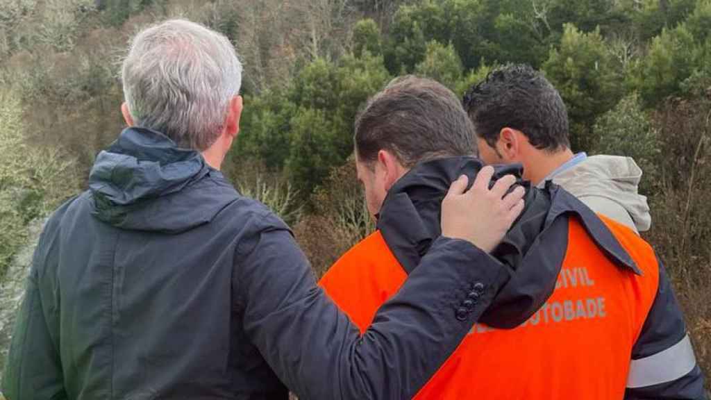 Alfonso Rueda en el lugar en el que el autobús cayó al río en Pontevedra.