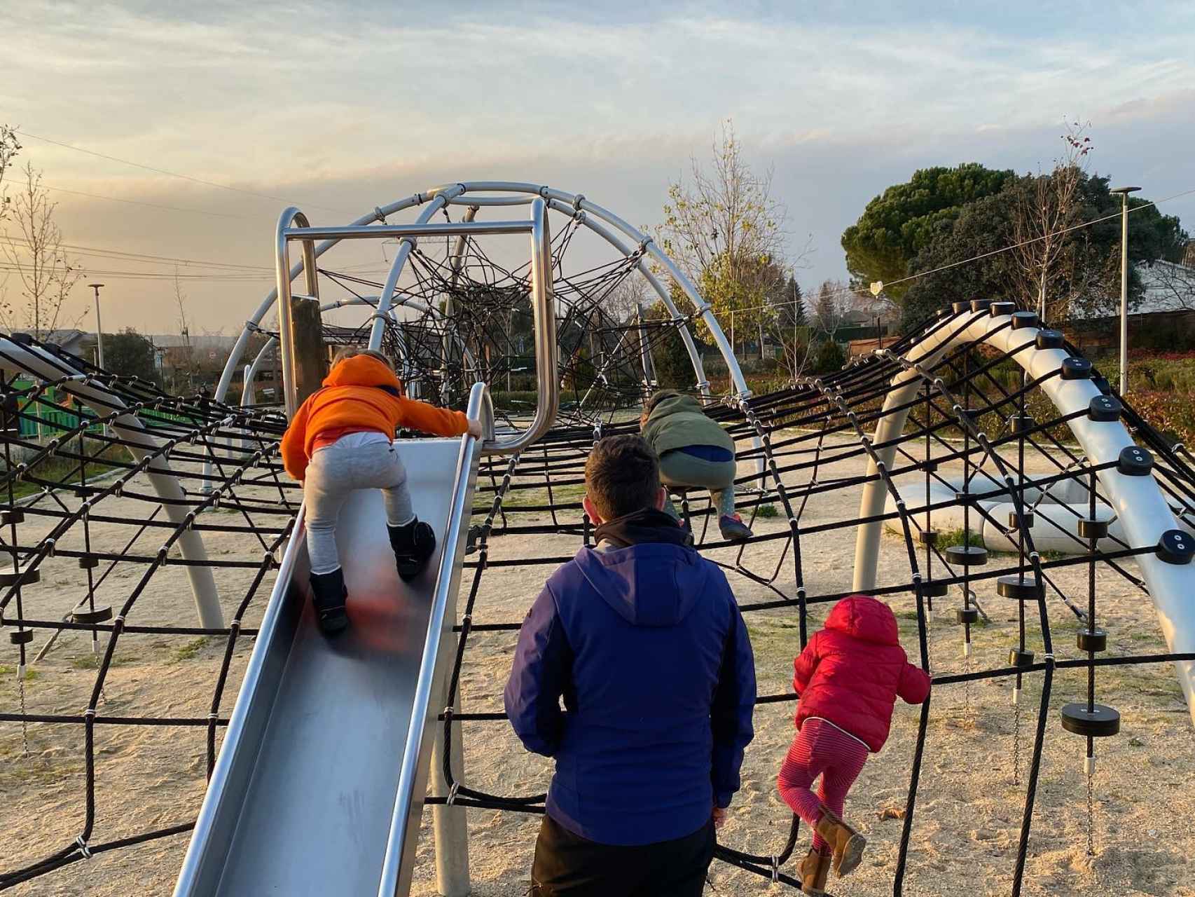Pablo Iglesias, con sus hijos en el parque.