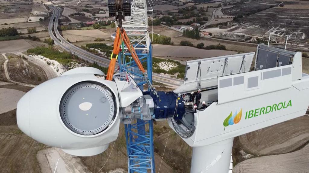 Imagen de la instalación del primer aero del complejo eólico Herrera II Burgos