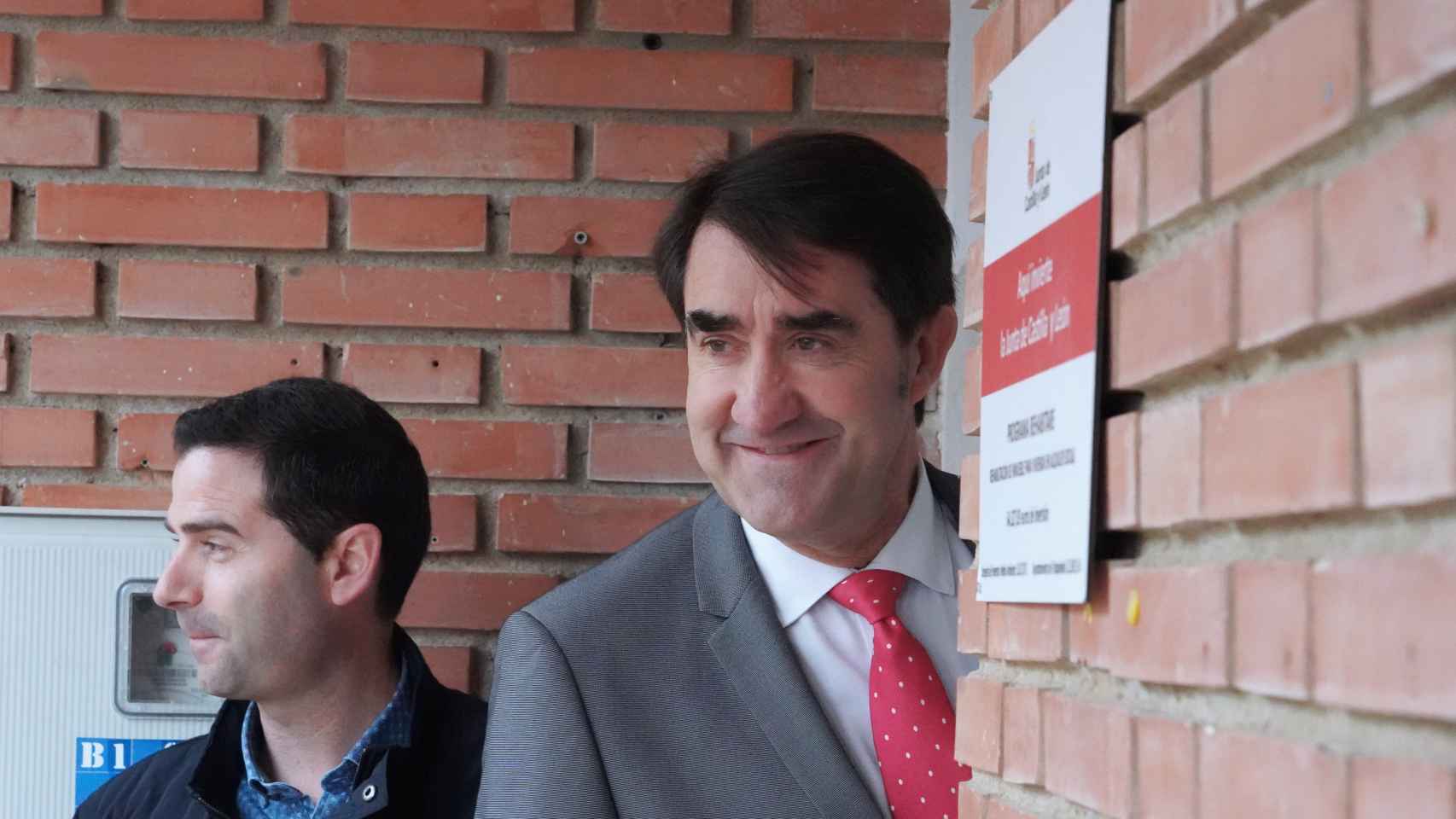 El consejero de Medio Ambiente, Vivienda y Ordenación del Territorio, Juan Carlos Suárez-Quiñones, visita una vivienda en la localidad de Traspinedo (Valladolid)