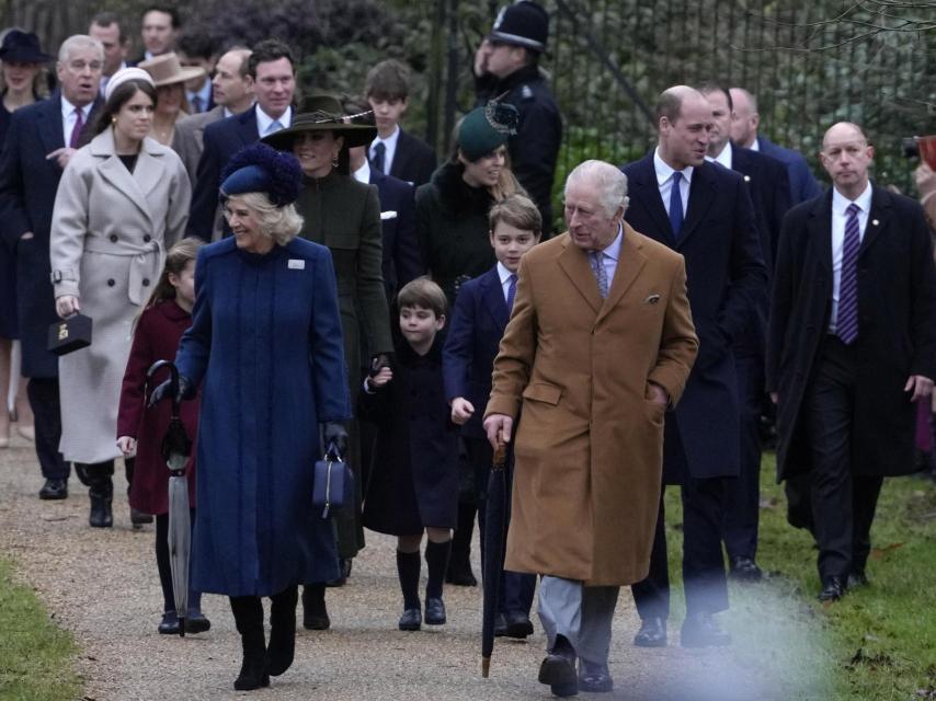 Los Windsor al completo en su paseo por Nortfolk.