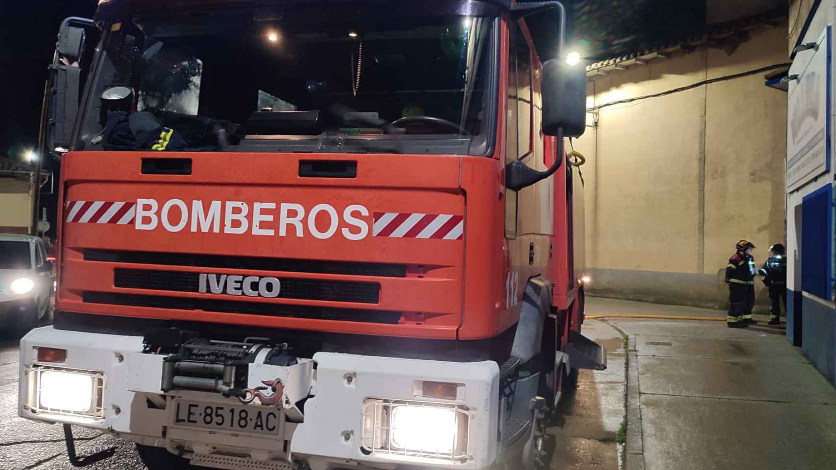 Dotación de los Bomberos de León desplazada al incendio de una nave en Valencia de Don Juan