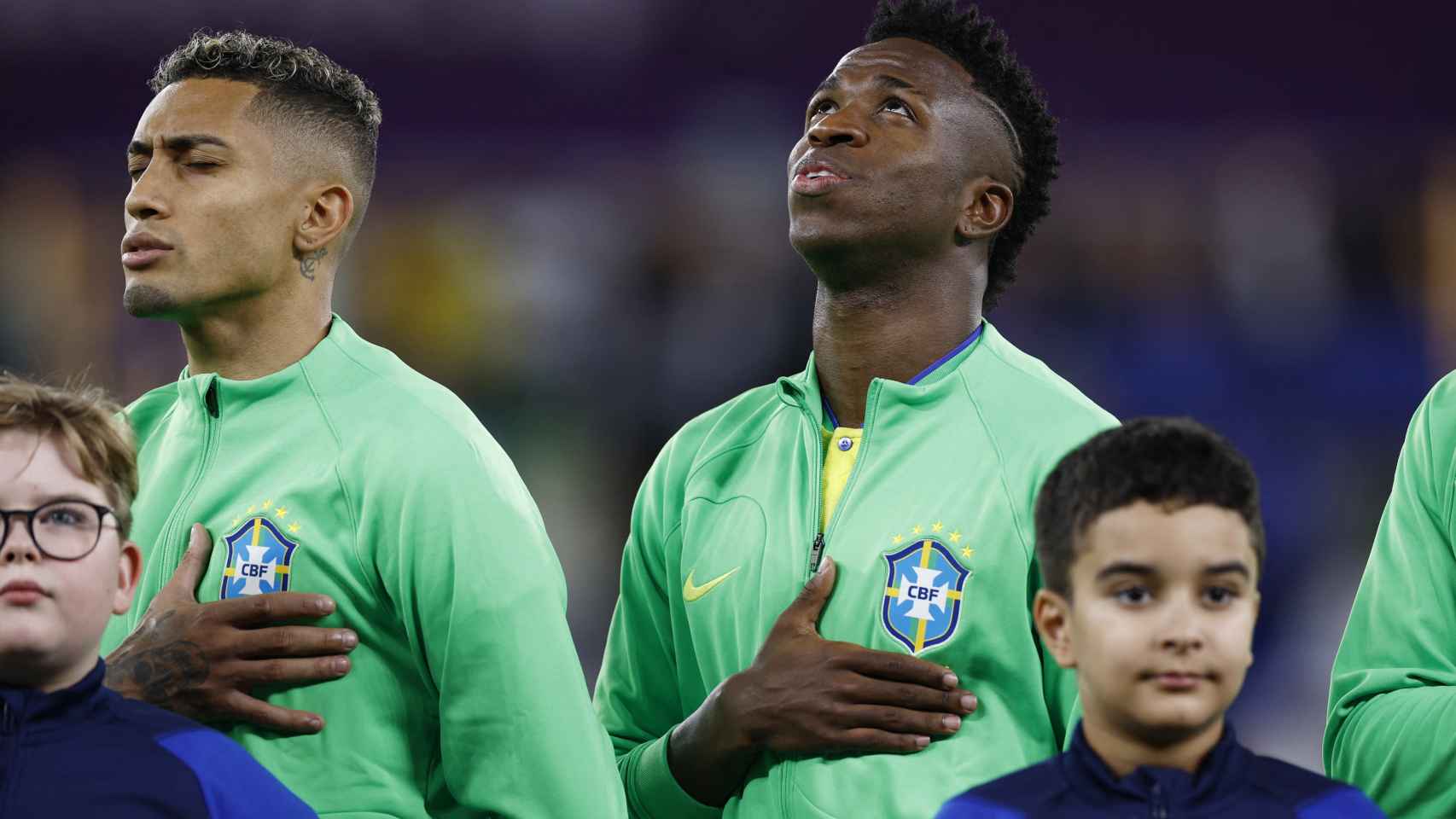Vinicius y Raphinha durante el Mundial con Brasil.