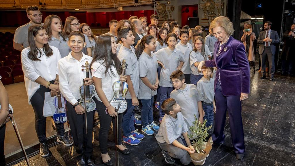 S.M. La Reina Doña Sofía junto con La Música del Reciclaje.