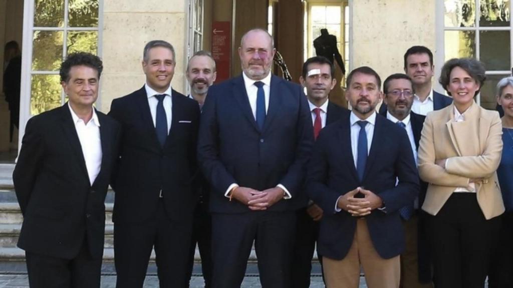 Marcos Cohen (2º por la izquierda) y Javier Garabal (2º por la derecha) en la firma del acuerdo en París. También en la foto: Fernando Menis, Enrique Arriaga, José Manuel Bermúdez y Amélie Simier