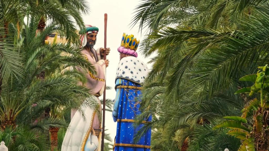 Dos de las figuras del Belén más alto del mundo, instalado en la Explanada de Alicante.