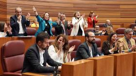 Los procuradores del Grupo Socialista celebran el error en la votación de la Ley de Medidas Presupuestarias por parte del PP y VOX en el Pleno de los Presupuestos de la Comunidad para 2023