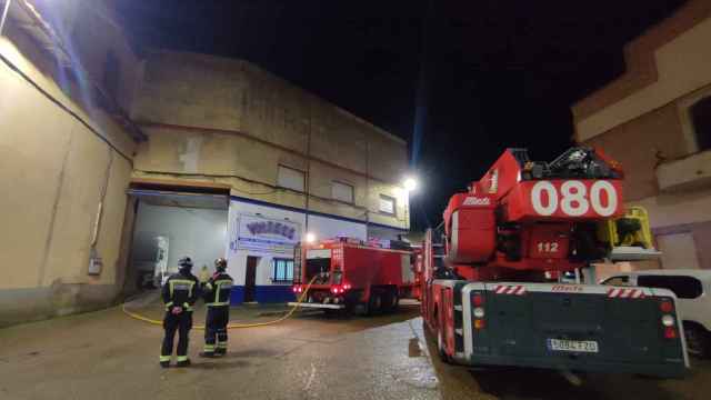 Los Bomberos de León intervienen en el incendio de una nave en Valencia de Don Juan