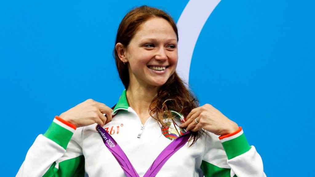 La nadadora bielorrusa Aliaksandra Herasimenia, con una de sus medallas en Londres 2012.