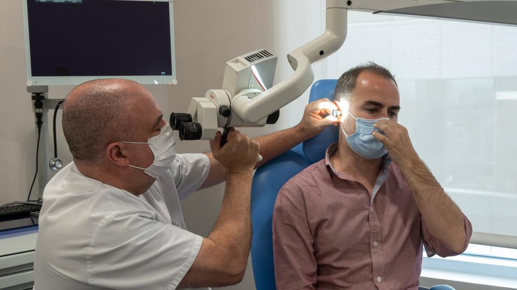 Consulta del Dr. Rafael Ramírez, jefe de servicio de la Unidad de Otorrinolaringología del Hospital IMED Valencia. EE