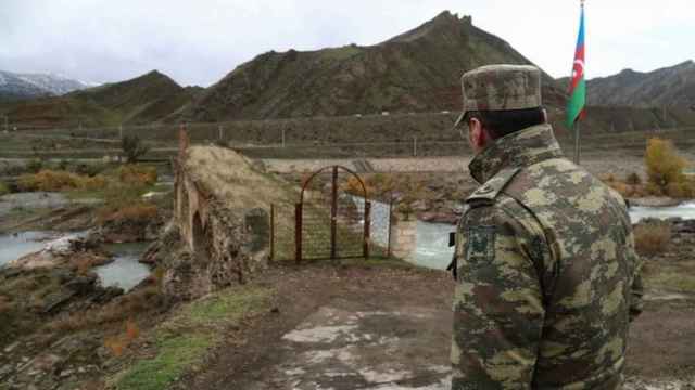 Un soldado de Azerbaiyán vigila el paso fronterizo del puente Judaferín con Irán.
