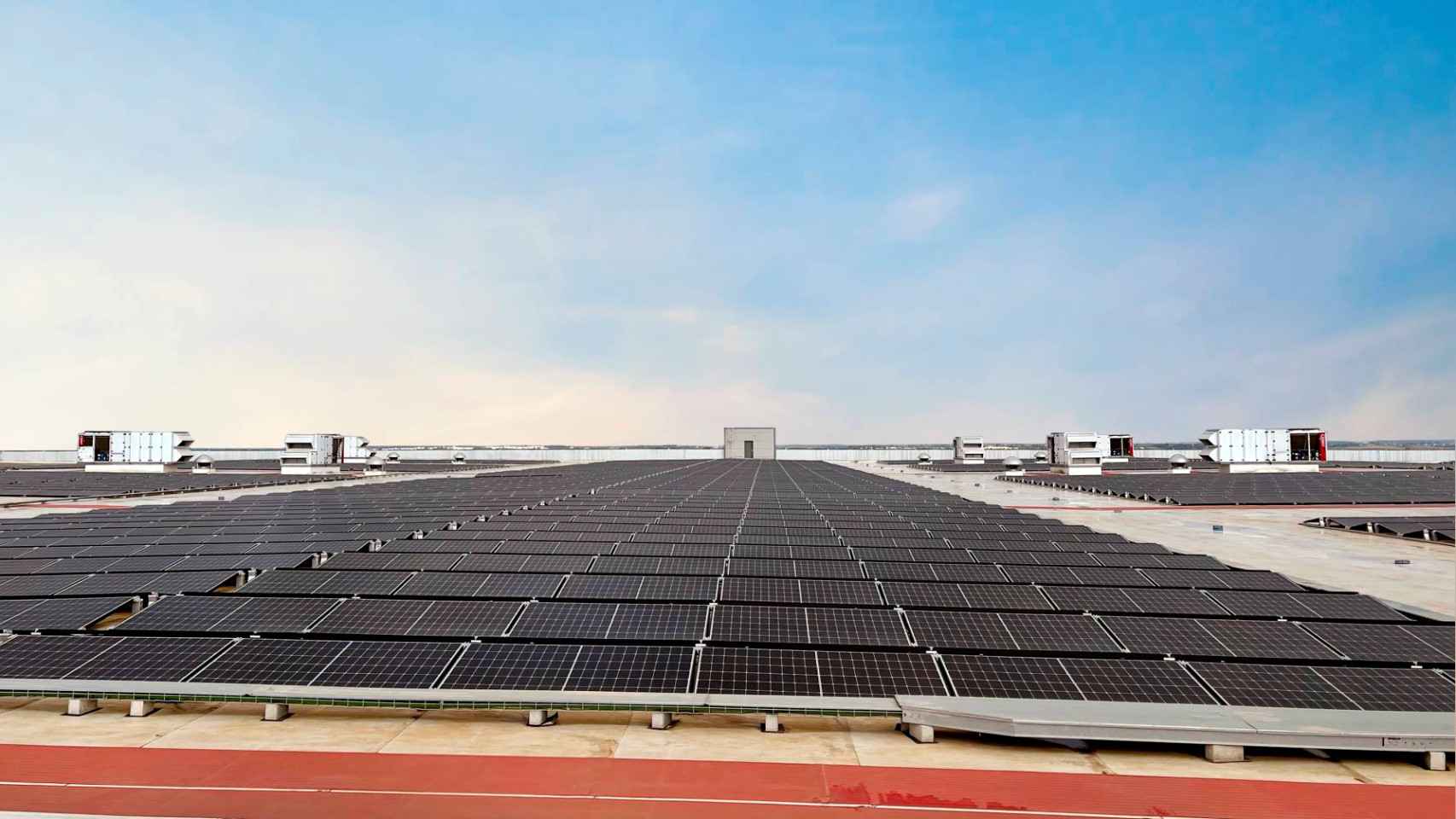 Paneles solares de Amazon instalados en Sevilla.