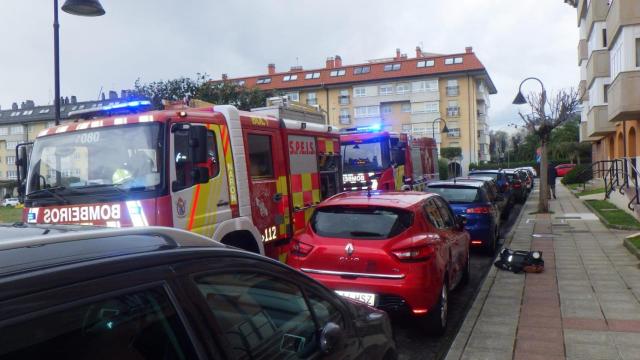 Vehículos del Speis en la calle Ramón Cabanillas